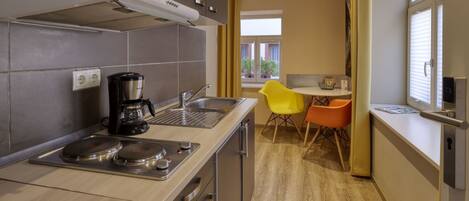 Fridge, dishwasher, cookware/dishes/utensils