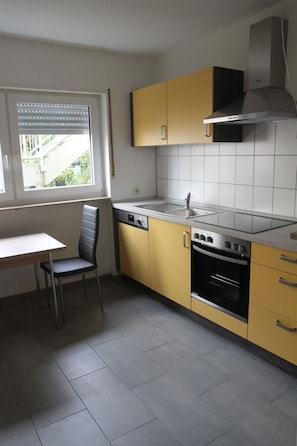 Fridge, microwave, oven, dishwasher - Wunderschön Wohnen in Weinheim by Interhome (Weinheim)