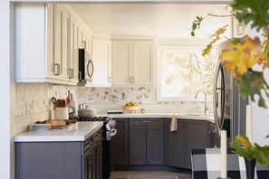 Een koelkast, een magnetron, een oven, een kookplaat