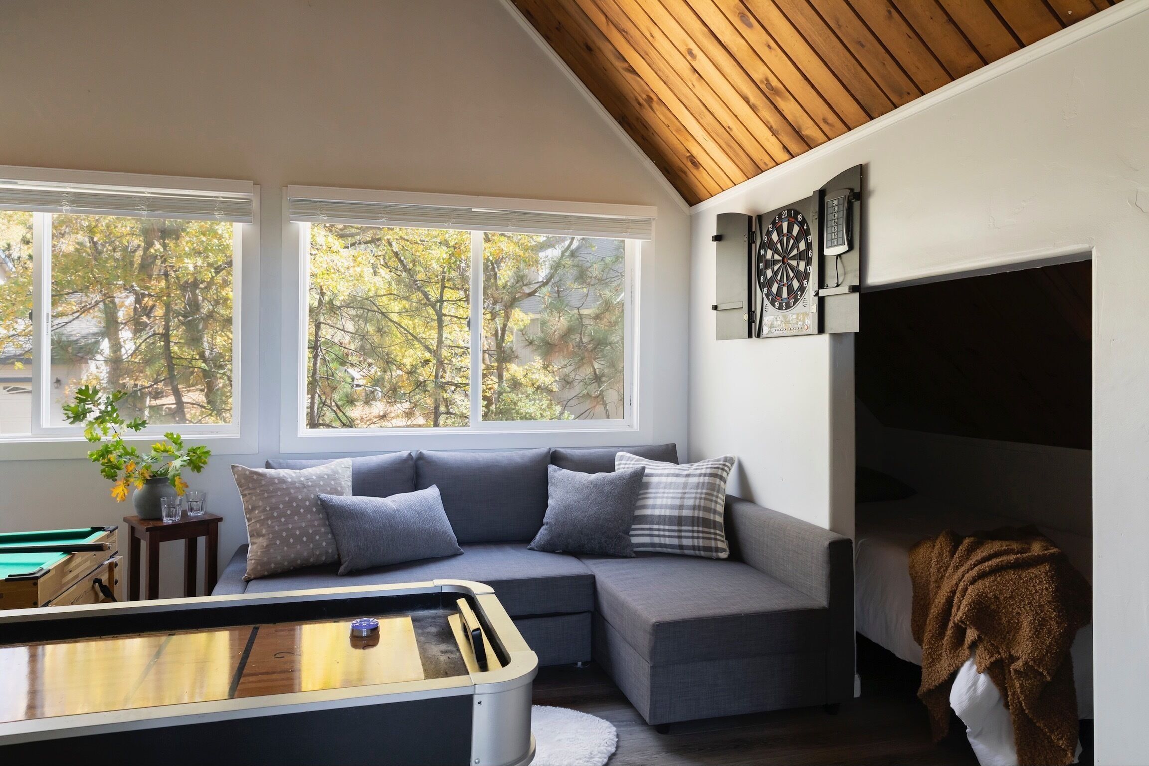 Een smart-tv, een open haard en een stereo