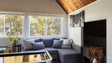 Een smart-tv, een open haard en een stereo