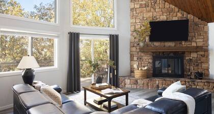 Golden Rule A-Frame: Game Loft & Cozy Fireplace