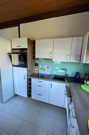 Kylskåp, mikrovågsugn, ugn och diskmaskin