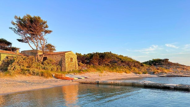 A stone building with a clear view of the water, a sandy beach, and a tree. - Villa for 6 people with pool, just steps from the Golf de Valcros, in La Londe-Les-Maures (LA LONDE LES MAURES)