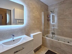 Bathroom - Villa for 6 people with pool, just steps from the Golf de Valcros, in La Londe-Les-Maures (LA LONDE LES MAURES)