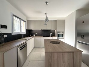 Refrigerador, horno, lavavajillas y utensilios de cocina 