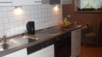 Kühlschrank, Mikrowelle, Ofen, Geschirrspüler