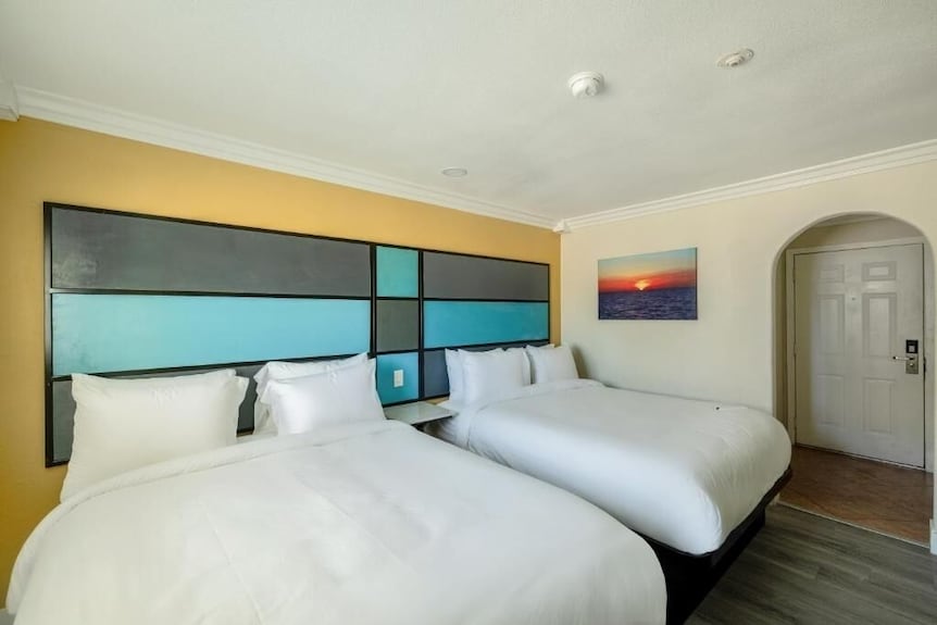 Relax In A 2 Queen Beds Room For Family Stays In Victorville 3 Rooms - Apple Valley, CA