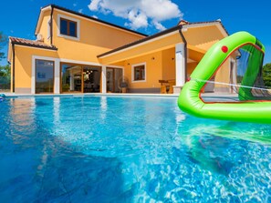 A heated pool - Luxuriöse Ferienvilla mit atemberaubender Aussicht by Interhome (Labin)