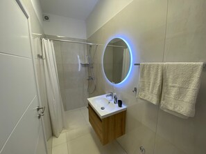 Towels - Frisch renovierte Ferienwohnung mit Meerblick by Interhome (Labin)