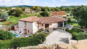 A villa with a swimming pool, a covered patio, and a view of the surrounding countryside. - mit Blick auf das Wasser by Interhome (Labin)