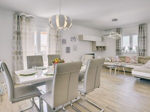 Dining - Ferienvilla mit Garten, Grill und Terrasse by Interhome (Pula/Banjole)