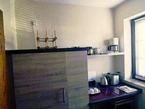 Kühlschrank, Ofen, Kochgeschirr/Geschirr/Besteck