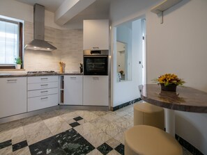 ثلاجة، ميكروويف، فرن، غسالة أطباق