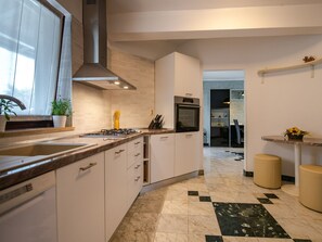 ثلاجة، ميكروويف، فرن، غسالة أطباق