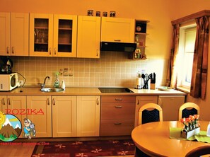 Refrigerador, microondas, lavavajillas y utensilios de cocina 