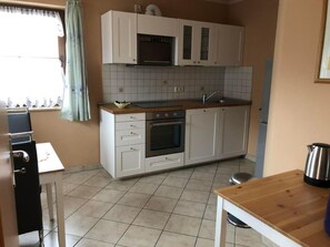 Kühlschrank, Mikrowelle, Ofen, Geschirrspüler