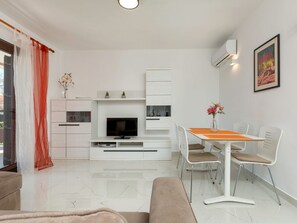 TV - Wohnung Mandic by Interhome (Pula)