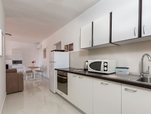 Fridge, microwave, oven, dishwasher - Wohnung Mandic by Interhome (Pula)