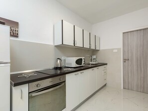 Fridge, microwave, oven, dishwasher - Wohnung Mandic by Interhome (Pula)