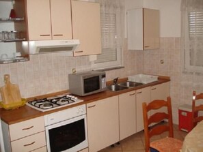 Frigorifero, microonde, forno, pentole/stoviglie/utensili