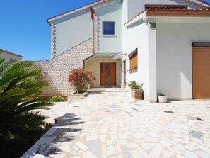 Exterior - Geräumige Wohnung mit schöner Terrasse und Garten by Interhome (Bokordici)