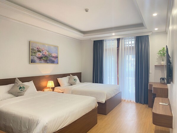 Habitació quàdruple familiar, balcó, vistes a la ciutat | Roba de llit d'alta qualitat i matalassos de la marca Select Comfort 