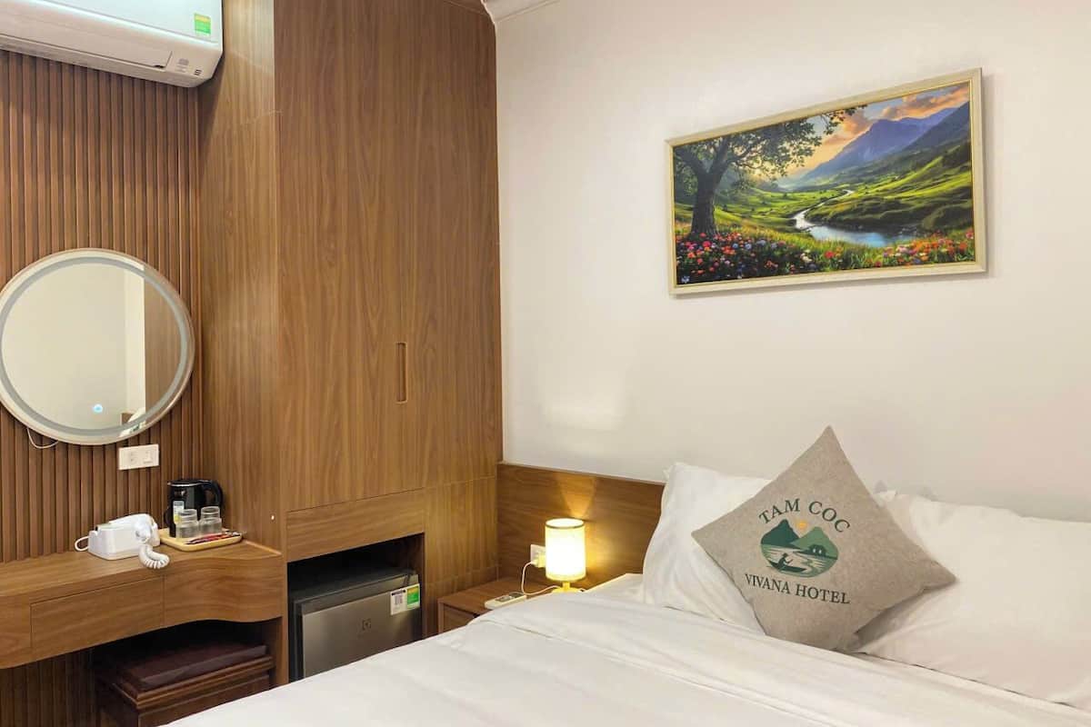 Basic Double Room | Desk, laptop workspace, blackout drapes, free WiFi