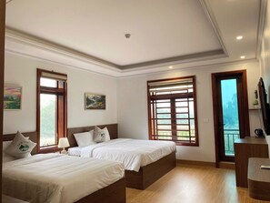 Habitació triple superior, balcó, vistes a la muntanya | Roba de llit d'alta qualitat i matalassos de la marca Select Comfort 