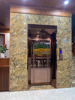 Lift - Tam Coc Vivana Hotel (Hoa Lu)