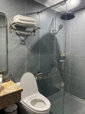 Shower, free toiletries, hair dryer, slippers - Tam Coc Vivana Hotel (Hoa Lu)