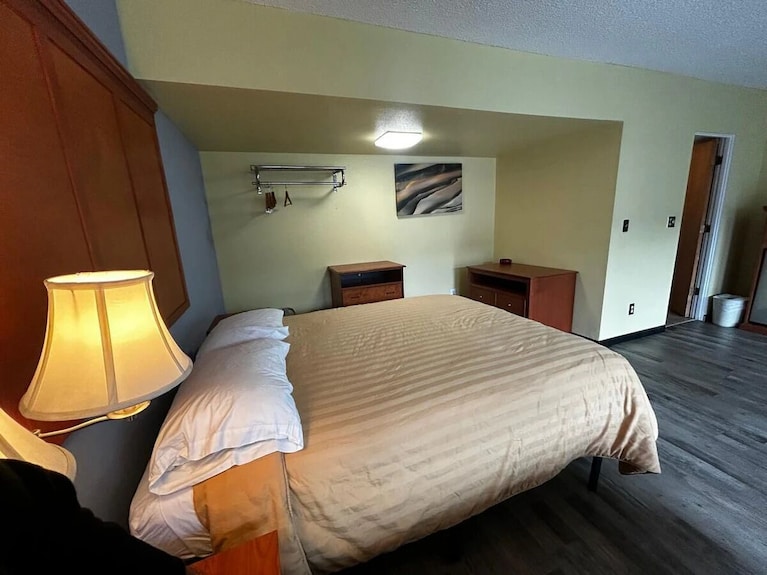 Warm, Inviting Room Perfect For Weekend Getaways Near Downtown Longview - Longview, WA