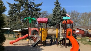 Un parc infantil amb tobogans i elements per escalar.