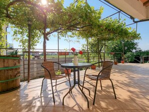 Outdoor dining - Studio-Wohnung "Dani 2" mit Terrasse by Interhome (Umag)