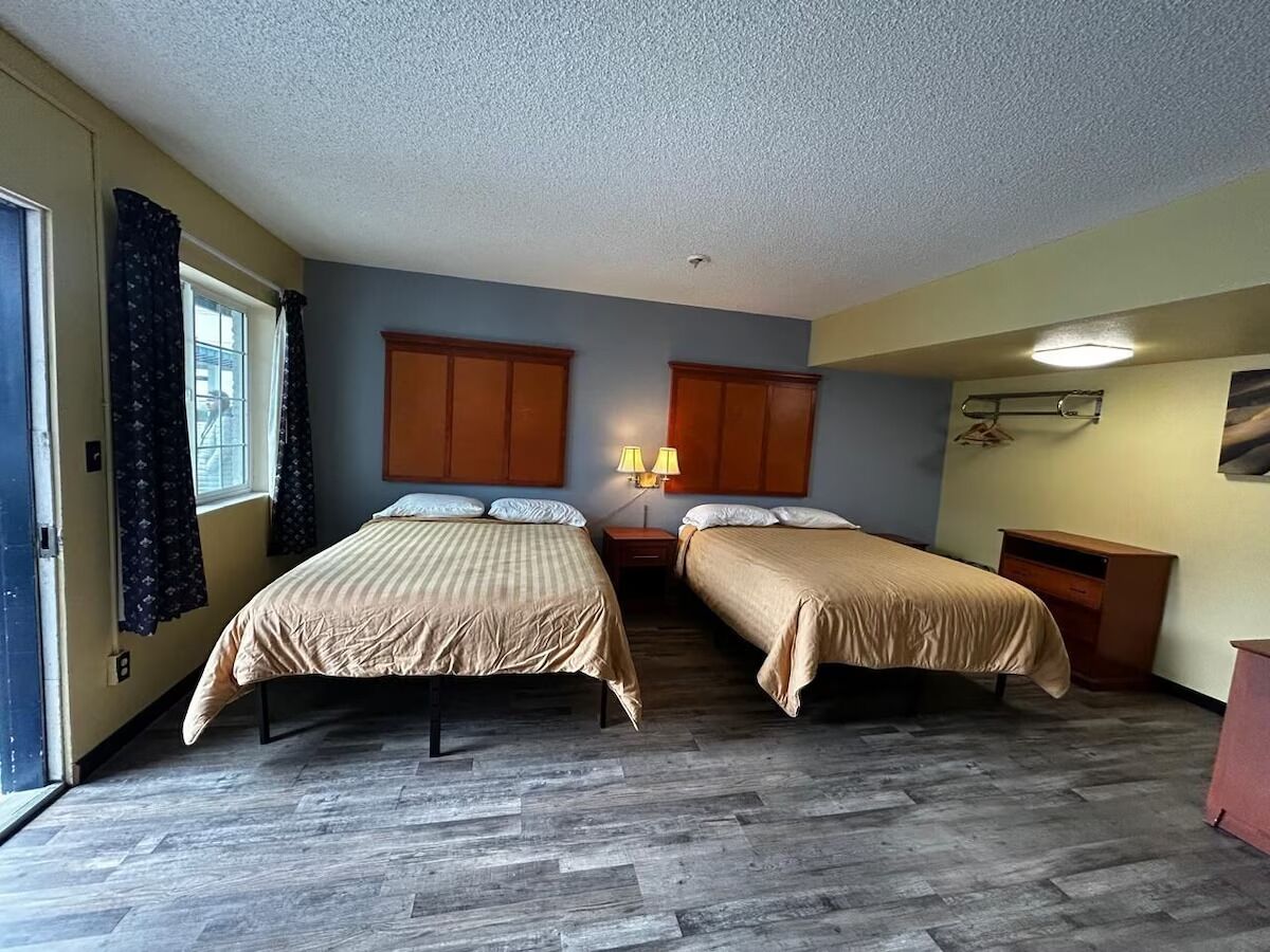 Stretch out on two comfy beds for effortless group stays.