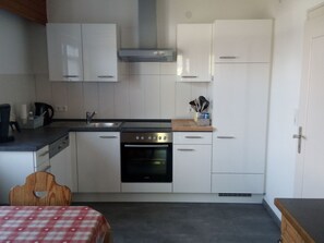 Kühlschrank, Ofen, Geschirrspüler, Kochgeschirr/Geschirr/Besteck