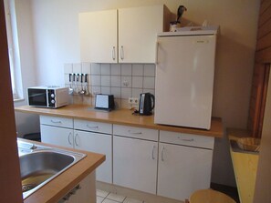 Fridge, microwave, oven, cookware/dishes/utensils - Ferienhäuser mit Pool in ruhiger Lage am Waldrand by Interhome (Niederaula)