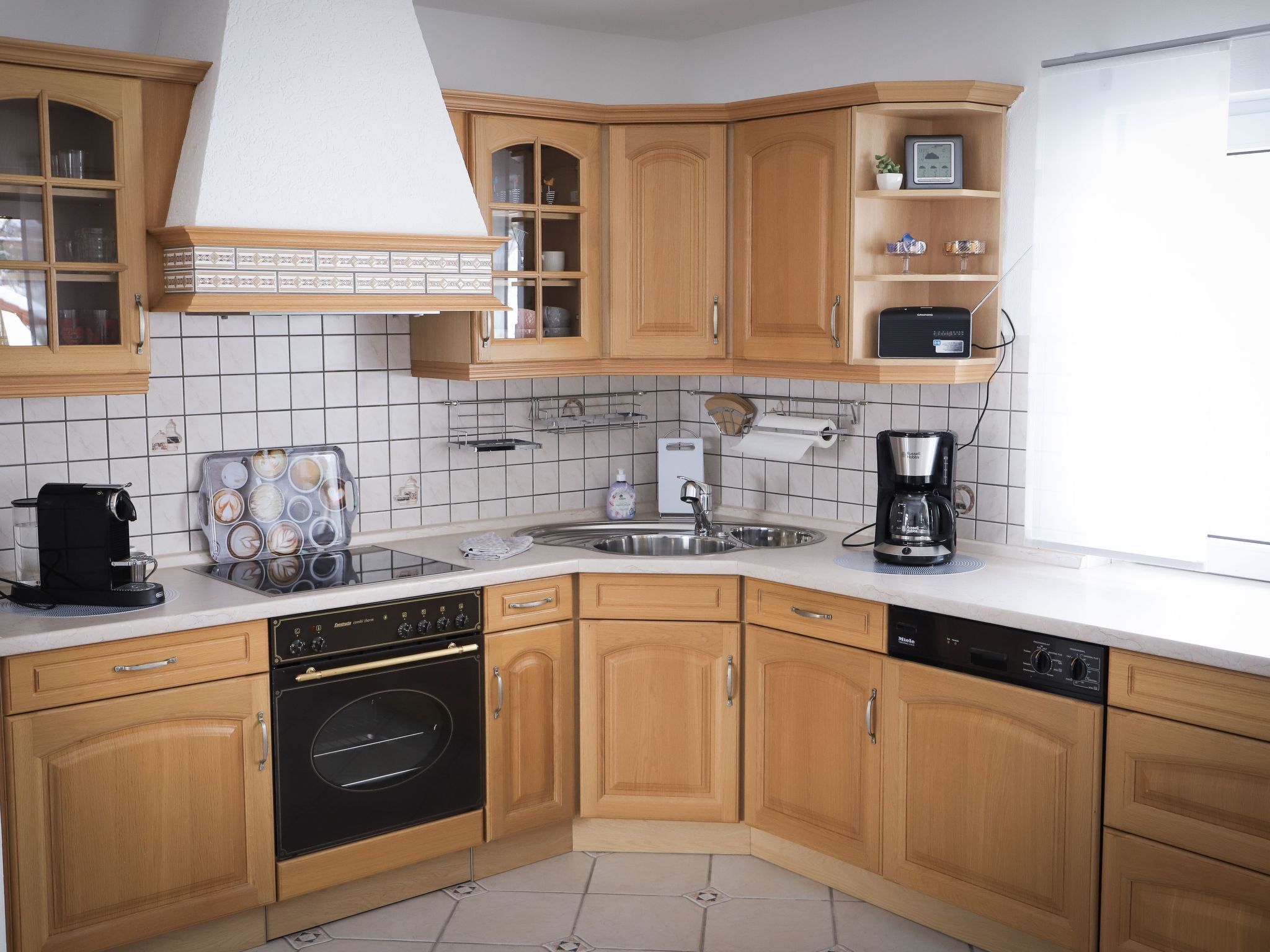 Kühlschrank, Mikrowelle, Ofen, Geschirrspüler