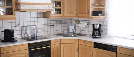 Jääkaappi, mikroaaltouuni, uuni, astianpesukone