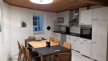 Kühlschrank, Mikrowelle, Ofen, Geschirrspüler
