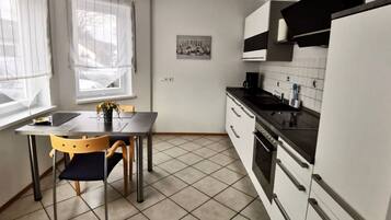 Kühlschrank, Mikrowelle, Ofen, Kochgeschirr/Geschirr/Besteck