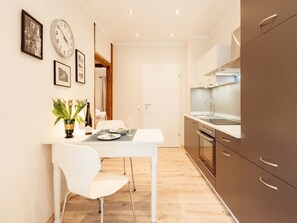 Fridge, oven, cookware/dishes/utensils - FeWo "Mosel Hygge" by Interhome (Winningen)