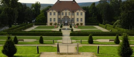 المنطقة المحيطة بالمنشأة