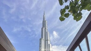 Ein Poolbereich mit Blick auf den Burj Khalifa.