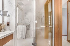 Haartrockner, Bidet, Handtücher, Seife