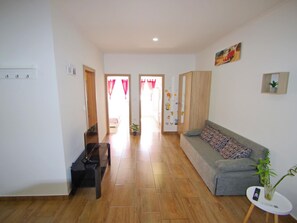 TV - 2 schlafzimmer ferienwohnung in viilage Loborika by Interhome (Divsici)