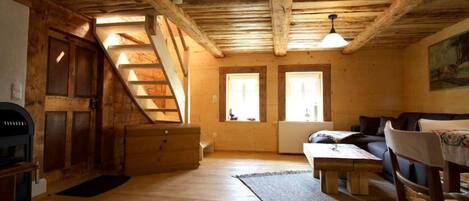 Fernseher, Kamin, DVD-Player