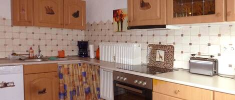 Kühlschrank, Mikrowelle, Ofen, Geschirrspüler