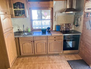 Fridge, oven, cookware/dishes/utensils - in Röhrnbach mit Grill und Terrasse by Interhome (Lobenstein)