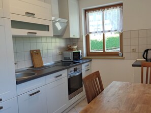 Kühlschrank, Mikrowelle, Ofen, Geschirrspüler